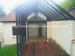 veranda ouverte permettant de proteger une terrasse